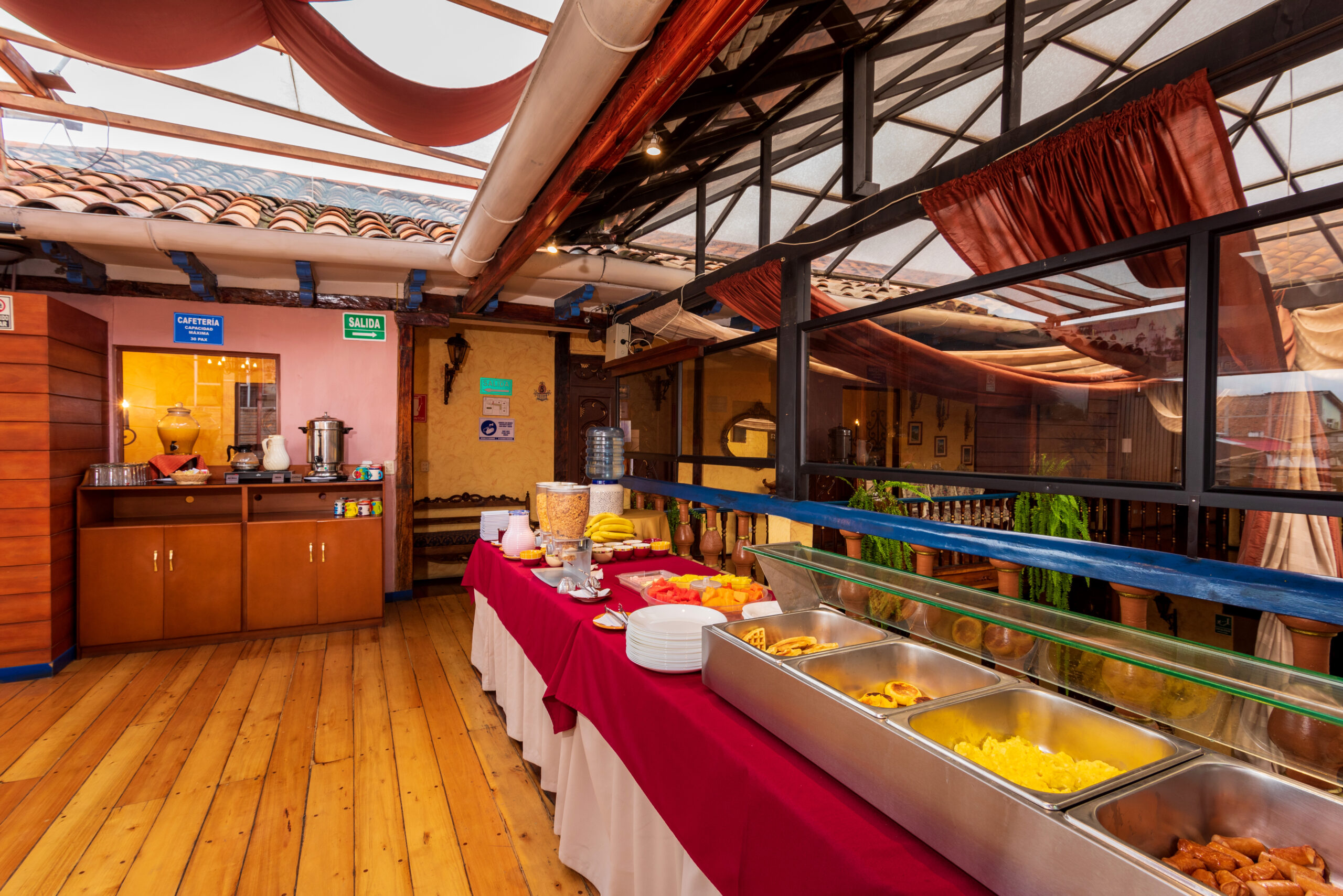 Mesa servida del desayuno buffet del Hotel Los Balcones