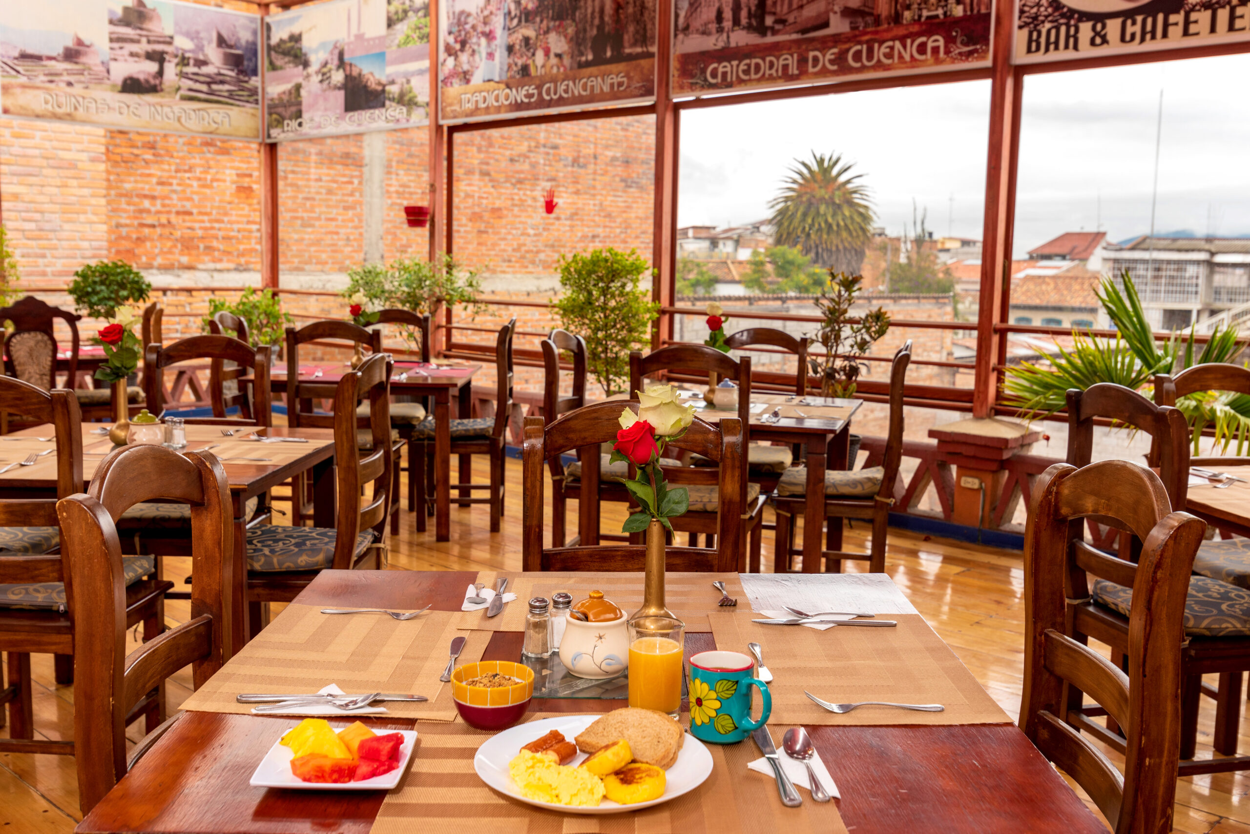 Desayuno servido en el Hotel Los Balcones, con vistas a la arquitectura de Cuenca